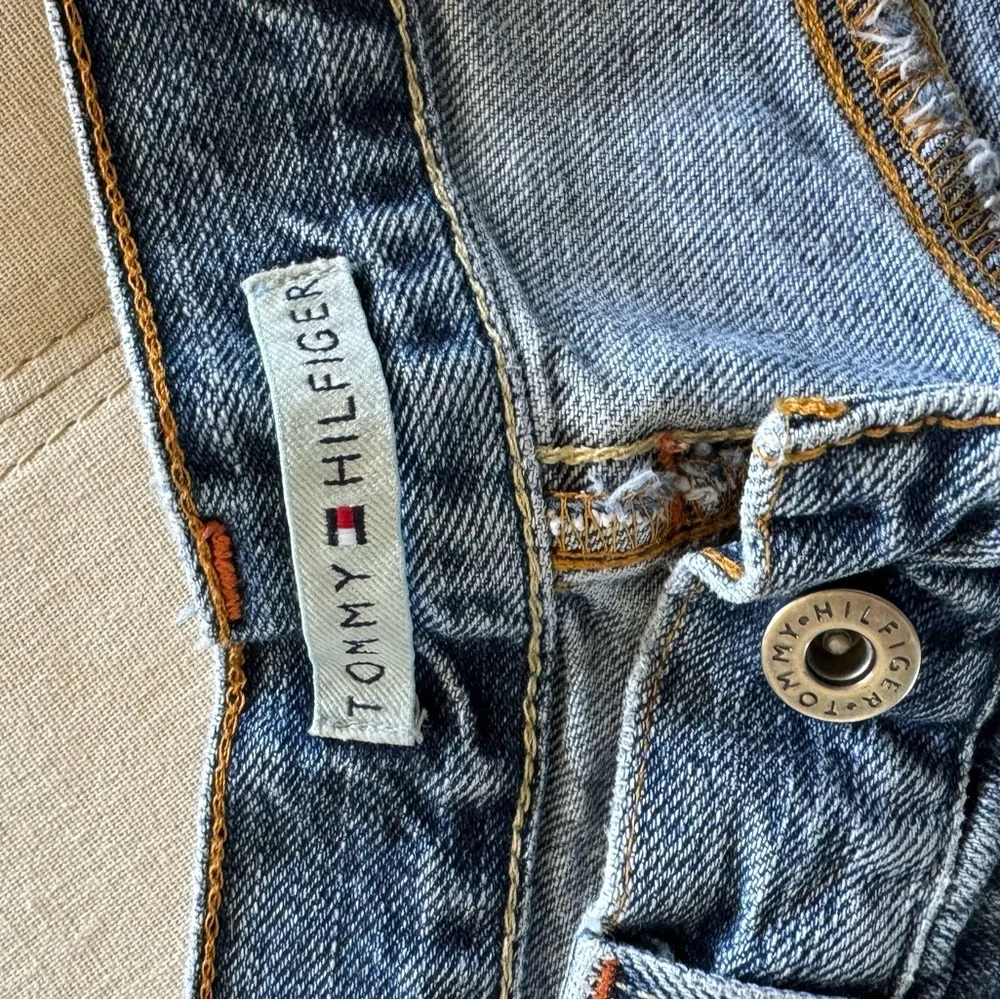Tommy Hilfiger Jeans. Size 2. They are a very loose fit   Great condition - Picture 3 of 6